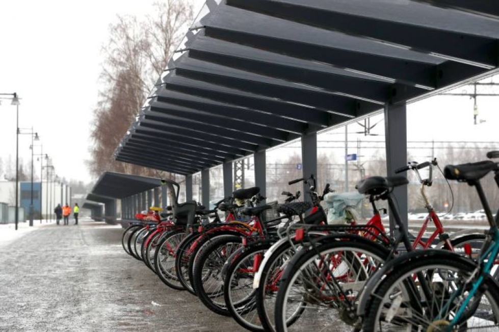 Kaupunki pyytää, että pyöräilijät ottavat uudet katokset käyttöönsä ja siirtävät pyörät asemarakennuksen edustalta.