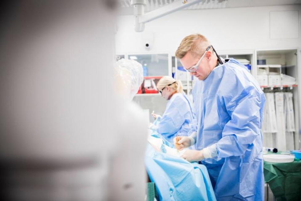 Kardiologian ylilääkäri Tuomas Rissanen hoitaa akuutin infarktin saanutta potilasta.