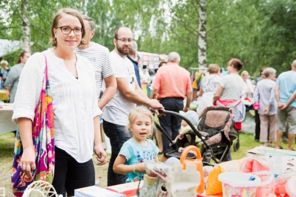 Nelivuotias Inkeri Sovasalo (keskellä) sai kirppispöydästä aarteekseen Robinin levyn. Mukana olivat myös äiti Jenni Sovasalo, ukki Seppo Sovasalo (takana), isä Kimmo Mustonen ja pikkuveli Uuno Sovasalo.