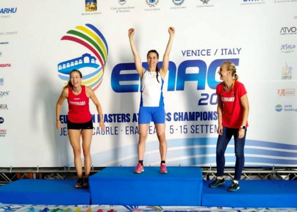 Katajan Jaana Sieviläinen tuuletti korkeimmalla korokkeella Venetsian EM-kisoissa 35-vuotiaiden pituuskisan jälkeen.