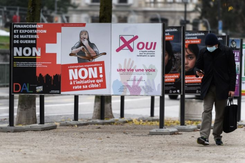 Sveitsissä kansa äänesti sunnuntaina kahdesta lakialoitteesta. LEHTIKUVA/AFP