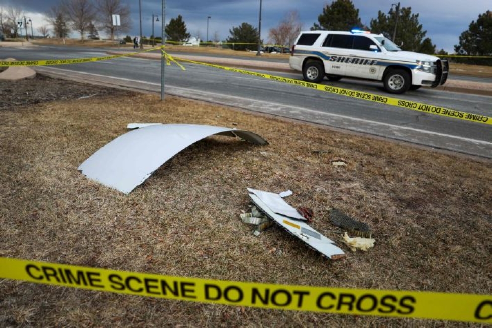 Moottorivian vuoksi matkustajakoneesta putoili osia Denverissä esikaupunkialueelle. LEHTIKUVA/AFP
