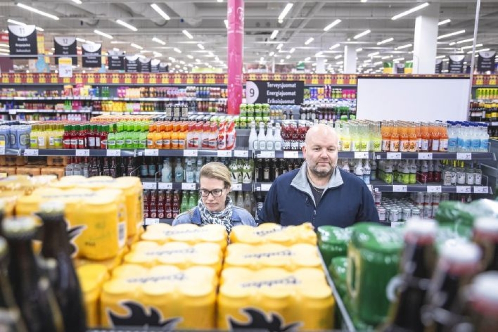 Katri ja Jani Pursiainen tutkivat valikoimaa oluthyllyllä Citymarketissa Kuopiossa. Jani Pursiaisen juomavalinnan ratkaisee yleensä maku, mutta hinta vaikuttaa enemmän, jos kerralla täytyy ostaa isompia määriä. 