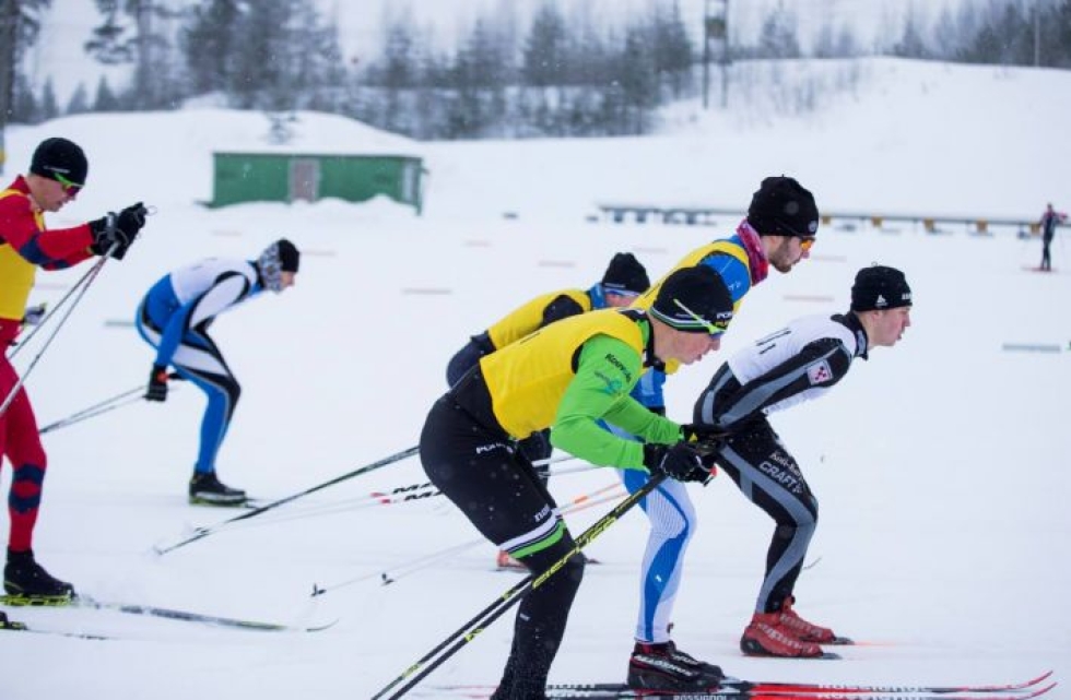Kari Varis (keskellä) hiihti avausosuuden myös viime vuoden maakuntaviestissä Pärnävaaralla.