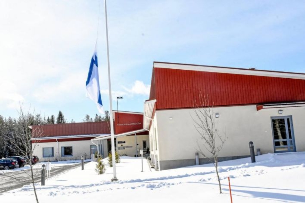 Attendo Kallionsydämen hoivakodin pihalla oli lauantaina lippu puolitangossa.