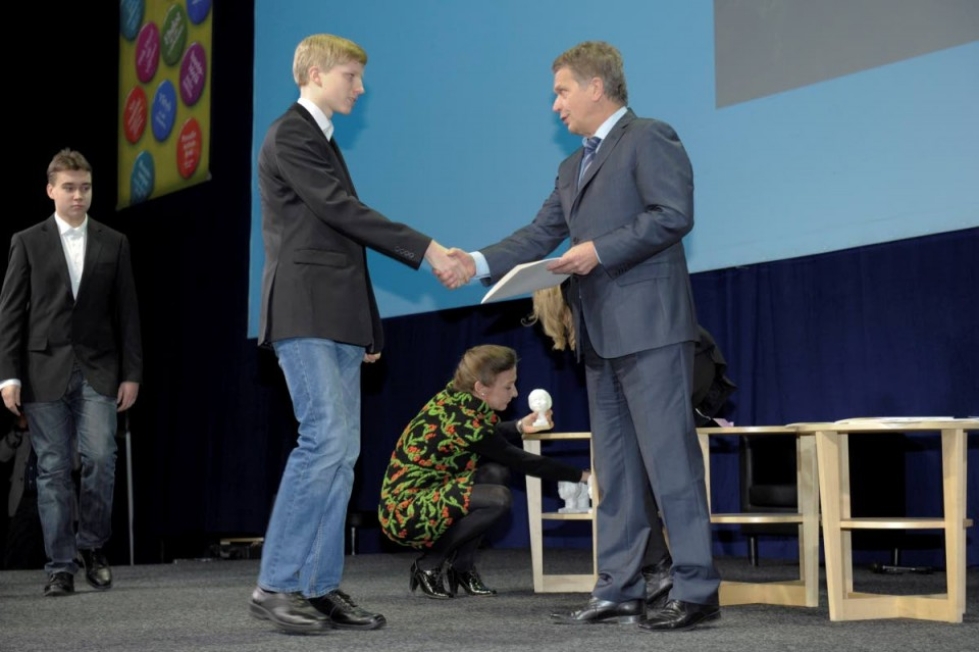 Santeri Turunen (kättelemässä) ja Joonas Mäkäräinen vastaanottivat palkinnon tasavallan presidentti Sauli Niinistöltä.