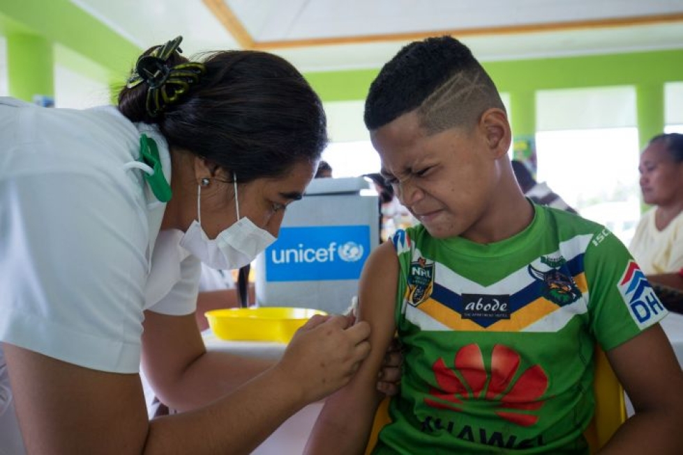 Samoalla alkoi torstaina rokotuskampanja maassa riehuvan tuhkarokkoepidemian taltuttamiseksi. LEHTIKUVA / AFP