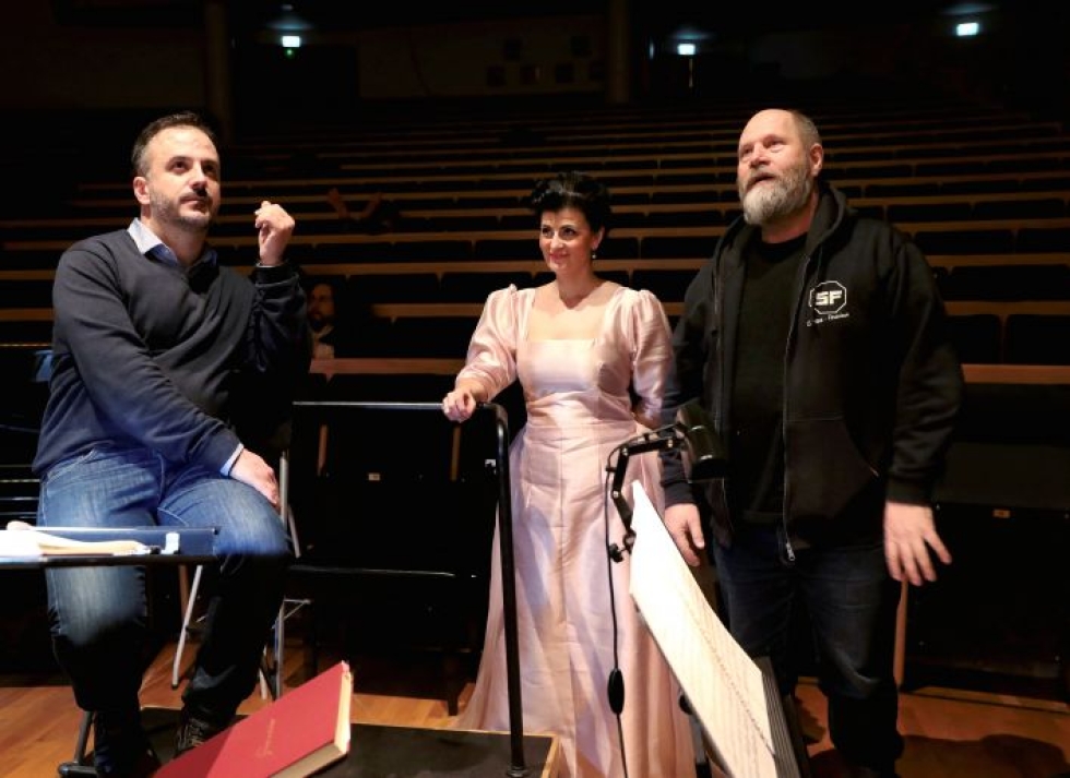 Markku Pölönen (oik.) ohjasi Joensuussa oopperan Figaron häät. Kapellimestarina toimi Huba Hollóköi ja kreivitär Almavivan roolin esitti Angelika Klas.