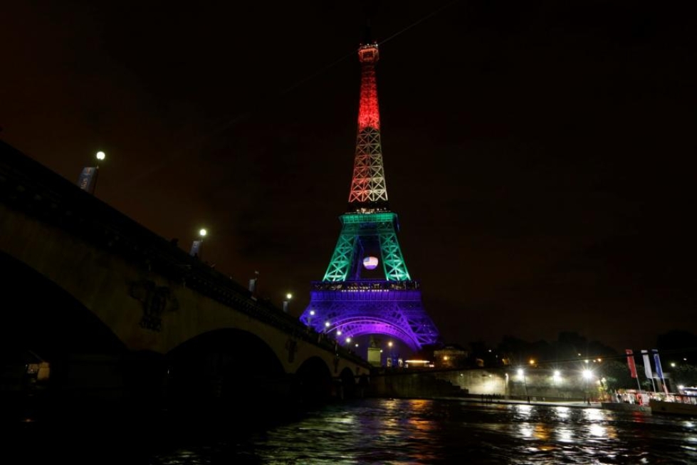 YK:n turvallisuusneuvosto julkaisi kannanoton Yhdysvaltain Orlandon ampumisesta vasta kiistelyn jälkeen. Sillä välin ympäri maailmaa on muistettu homoklubiampumisen uhreja muun muassa valaisemalla kuuluisia rakennuksia sateenkaarivärein. Kuvassa Ranskan Eiffel-torni. LEHTIKUVA/AFP