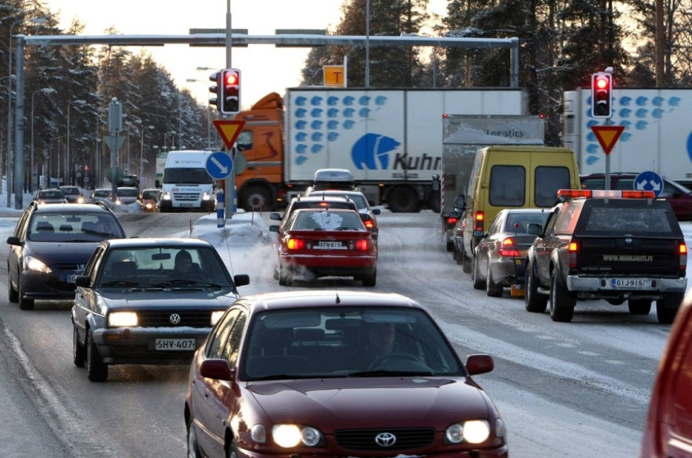 Karjalainen 20100217 sivu 4 Joensuun maanteiden onnettomuuskeskittymä on Kajaanintien-Raatekankaantien-Salpakankaankadun liittymä.