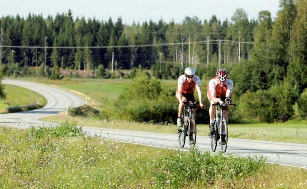 Harri Mutanen ja Ilkka Myllys perjantain startin jälkeen lenkin alkukilometreillä Käsämäntiellä.