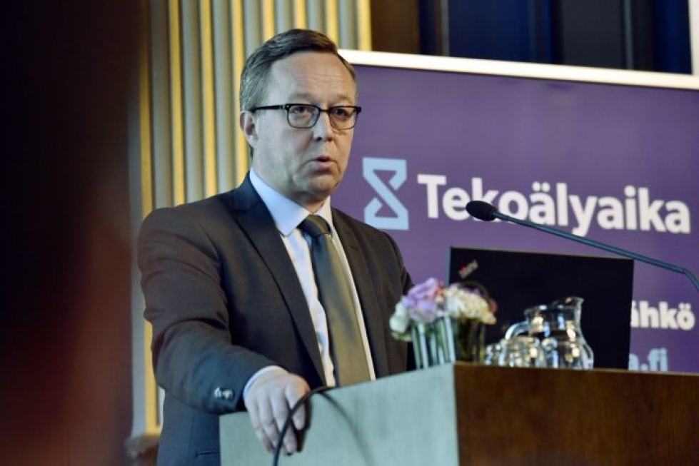 Viime kesäkuussa elinkeinoministeri Mika Lintilä puhui Tekoälyajan työ -raportin julkistuksessa Helsingissä. LEHTIKUVA / EMMI KORHONEN
