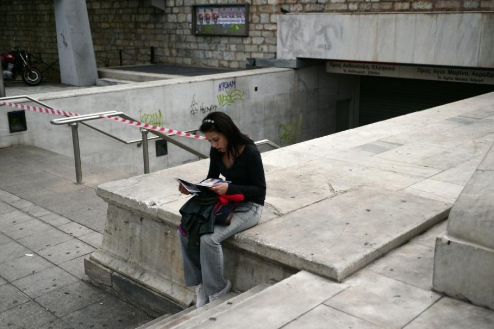 Ateenassa nainen luki kaupungin karttaa lakon sulkeman metroaseman luona. LEHTIKUVA/AFP