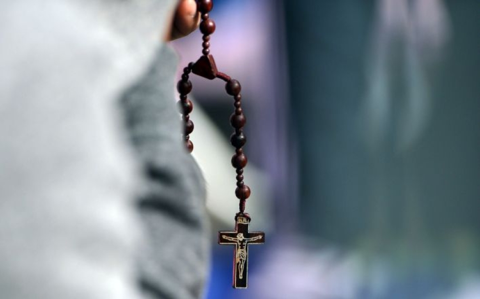 Katolinen kirkko toivoo samaa sukupuolta olevien avioliittoa koskevan kohdan poistamista uudesta perustuslaista. LEHTIKUVA/AFP
