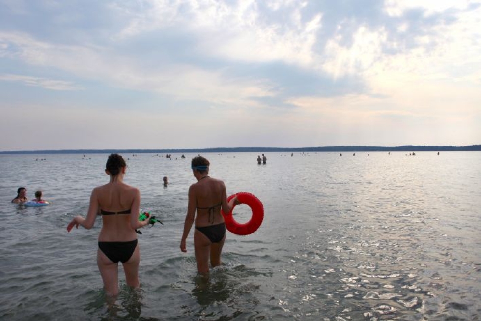 Kuoringalla riitti uimareita Suomen kaikkien aikojen kuumimpana päivänä tasan kahdeksan vuotta sitten.