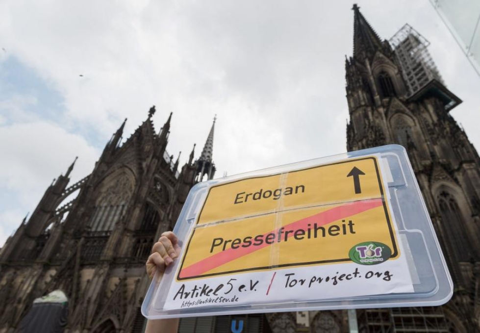 Saksan Kölnissä järjestettiin eilen Turkin presidenttiä tukeva mielenosoitus. LEHTIKUVA/AFP