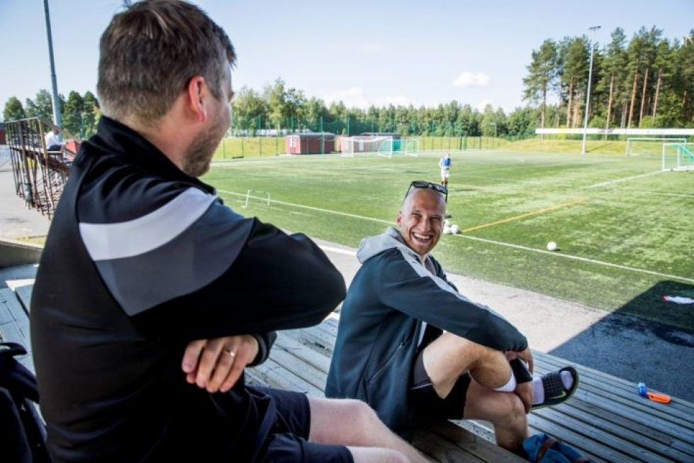 Jipon päävalmentaja Jussi Leppälahti sekä joukkueessa jatkava kapteeni Antti Åke Mehtimäen tekonurmella heinäkuussa.