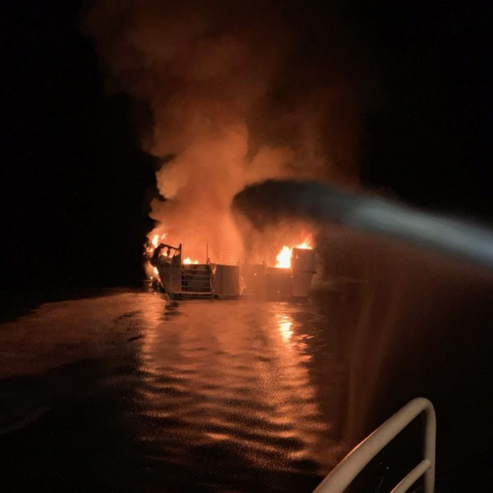 Rannikkovartioston edustajan mukaan tuli syttyi veneessä Santa Cruzin saaren lähistöllä paikallista aikaa aamukolmen jälkeen. LEHTIKUVA/AFP