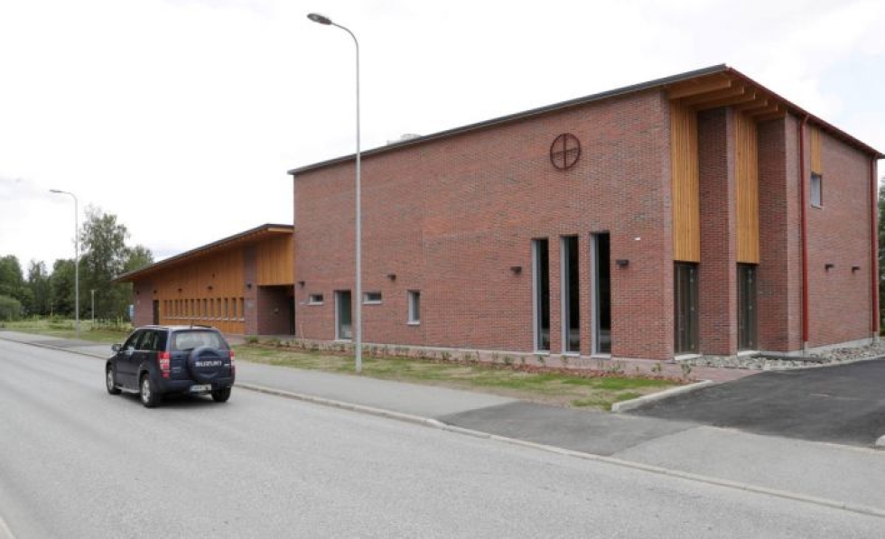 Kontiolahden uuden seurakuntakeskuksen pihapiiri vilkastuu kesälomakauden jälkeen.