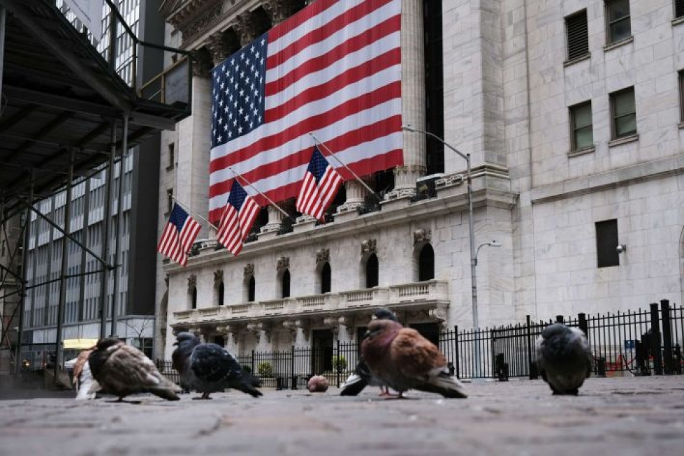Yhdysvalloissa pörssiviikko alkoi nousujohteisesti, mutta ihmisiä ei New Yorkin Wall Sreetillä maanantaina juuri näkynyt. LEHTIKUVA / AFP