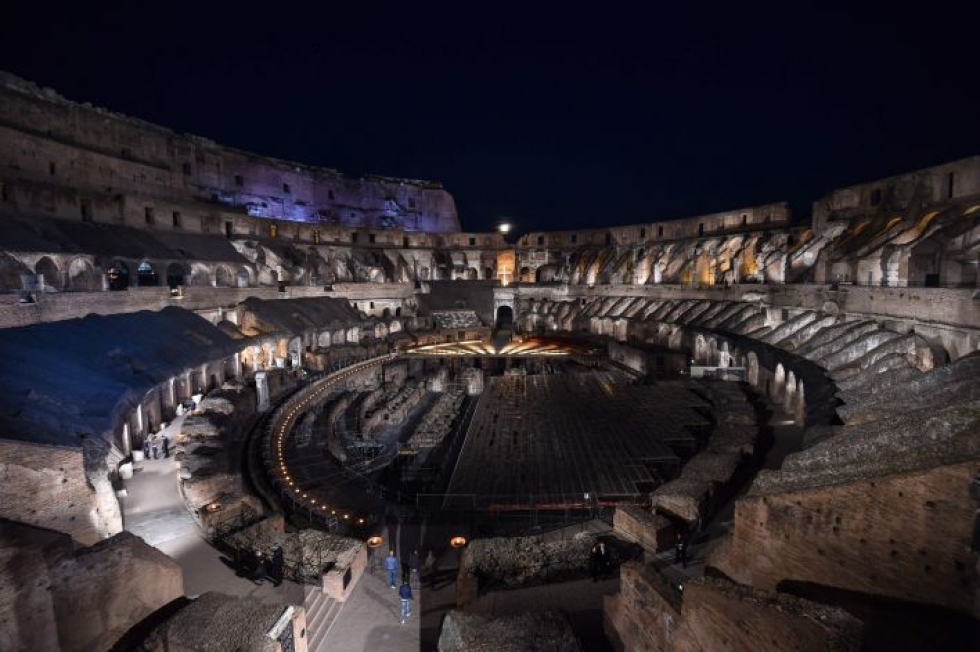Perinteinen ristisaatto päättyi ikoniselle Colosseumille. LEHTIKUVA/AFP