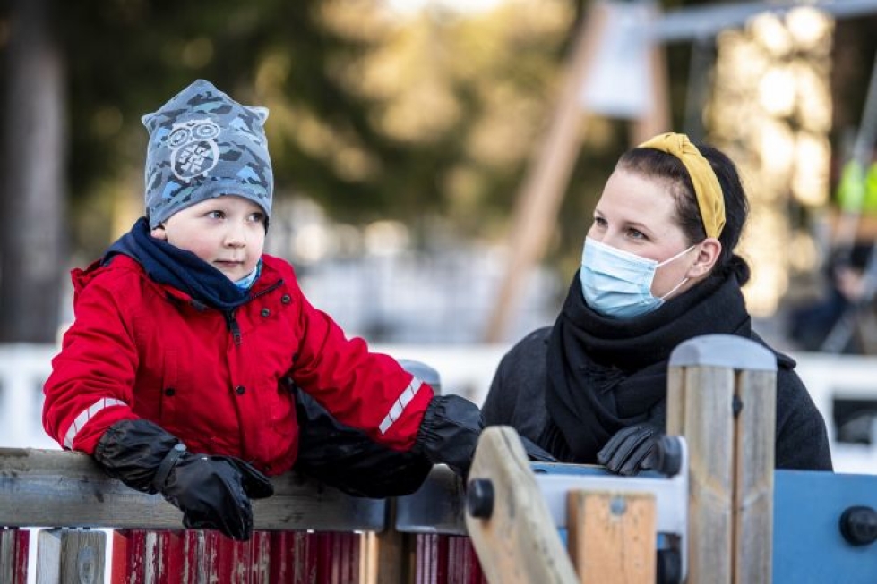 Hermanni Satusaari, 4, osallistuu kaksivuotisen esiopetuksen kokeiluun, jos hänet siihen valitaan. Äiti Niina Satusaari uskoo kokeilun hyödyttävän mukana olevia lapsia monella tavalla.
