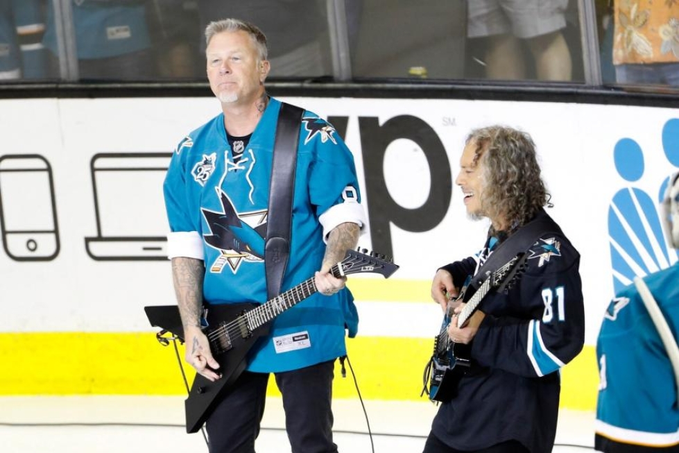 Metallican James Hetfield (vas.) ja Kirk Hammett esittivät Yhdysvaltain kansallislaulun ennen NHL:n finaalipeliä Kalifornian San Josessa kesäkuun alussa. LEHTIKUVA/AFP