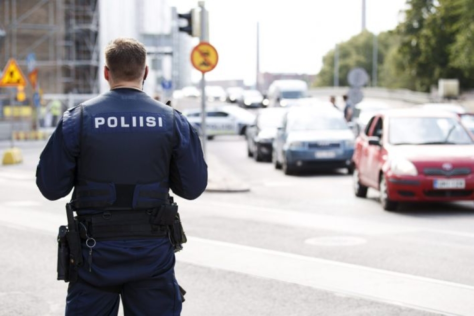 Poliisi ampumapaikalla Helsingin Hietalahdenkadulla 23. heinäkuuta 2019. LEHTIKUVA / RONI REKOMAA