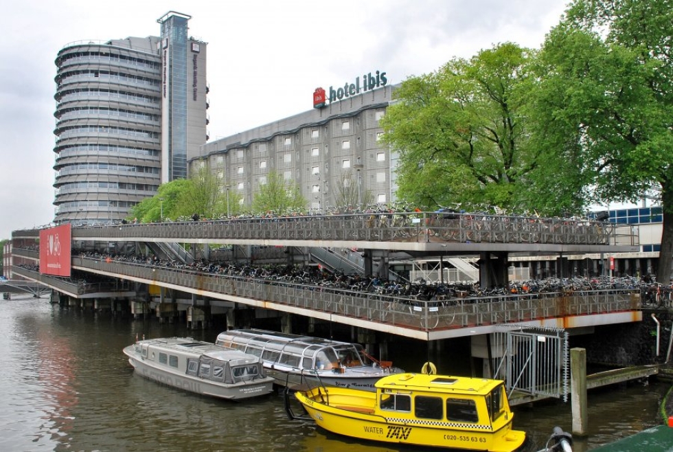 Amsterdamin keskusrautatieaseman kolmikerroksinen pyöräparkki oli  toukokuussakin täynnä pyöriä.