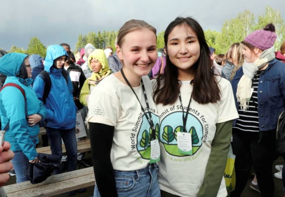 Lydia Franke Saksasta (vas.) ja Dana Klyshpayeva Kazakstanista nauttivat koululaisten laulutapahtumasta perjantaina.