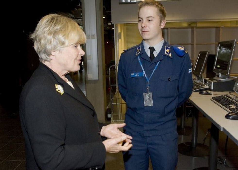 Popedan mukaan on Elisabeth Rehnin syy, että kadetti Sami Harjun kollegat voivat olla naisia. Kuva on vuodelta 2007.