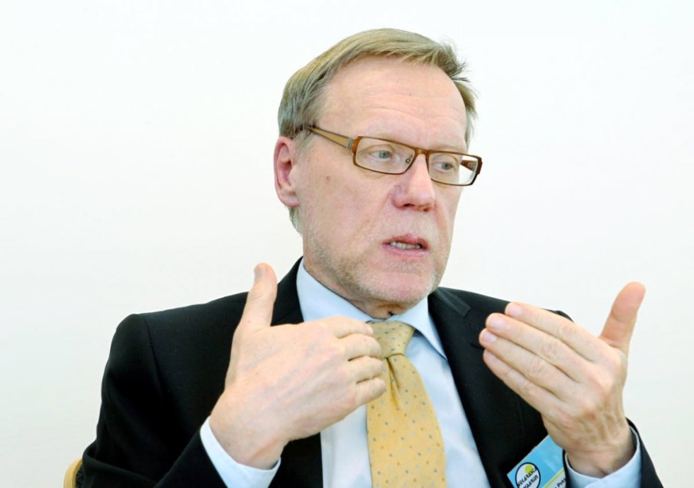 Valtiovarainministeriön ylijohtaja Jukka Pekkarinen puolustaa talouskomissaari Olli Rehniä.