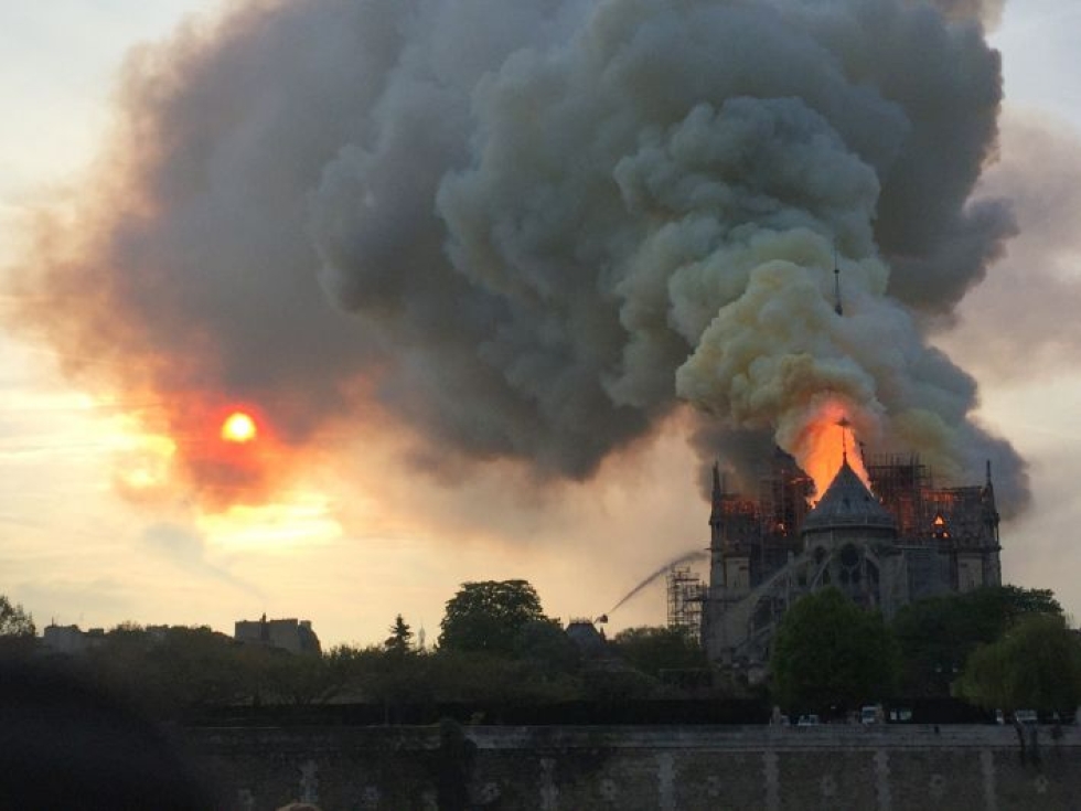 Notrde Damen katedraalissa syttyi tulipalo maanantai-iltana.