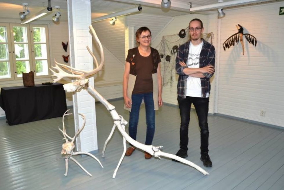 Silja Mustaparta ja Leevi Kämäräinen  - äiti ja poika - pystyttivät yhteisnäyttelyn Piirolan pihaan.