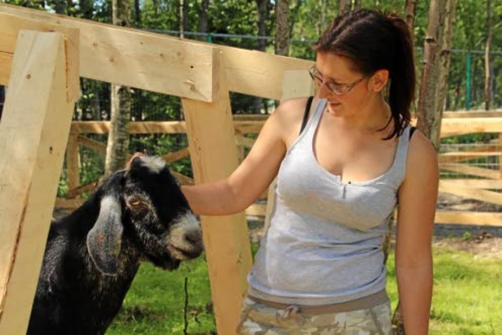 Jevgenia Dobrakova johtaa uutta eläintarhaa, jota vielä laajennetaan.