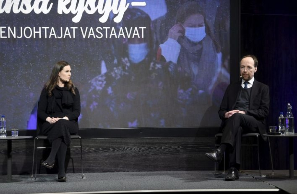 SDP:n puheenjohtaja Sanna Marin ja perussuomalaisten puheenjohtaja Jussi Halla-aho Ilta-Sanomien kuntavaalitentissä Helsingissä 12. tammikuuta 2021.