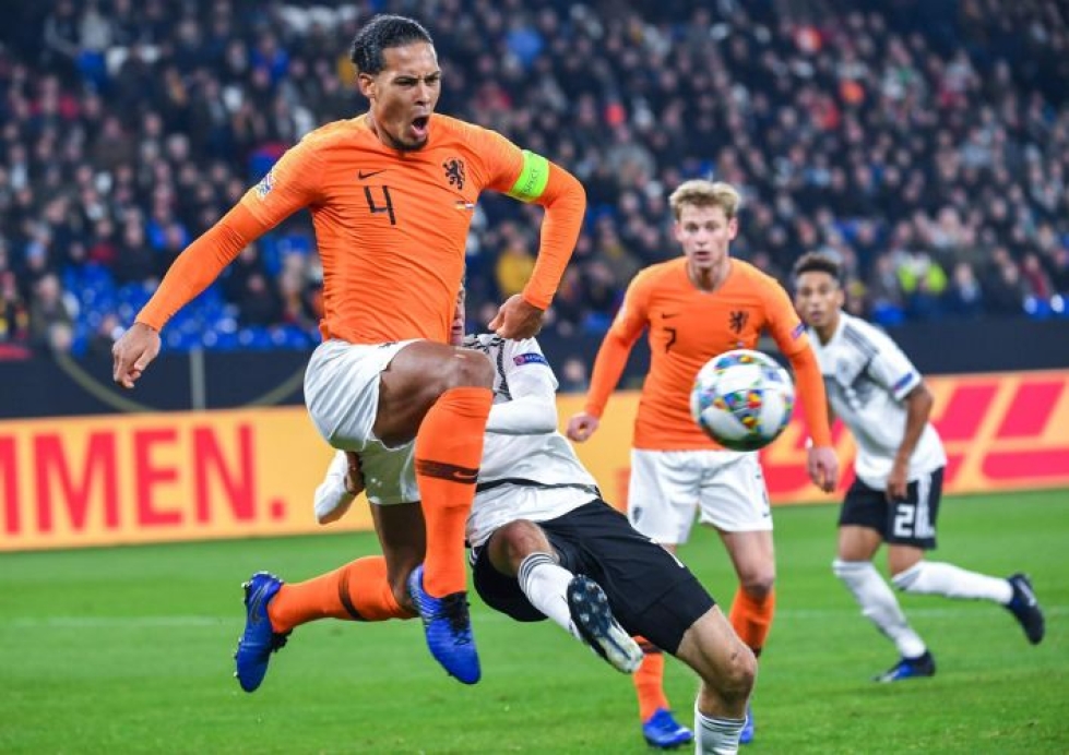 Hollannin puolustaja Virgil van Dijk teki maalin ottelun viime minuuteilla. LEHTIKUVA/AFP