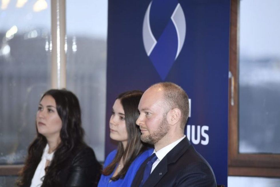 Puheenjohtaja Sampo Terho sekä varapuheenjohtajat Tiina Elovaara (vas.) ja Tiina Ahva esittelivät sinisten vaaliohjelmaa. LEHTIKUVA / HEIKKI SAUKKOMAA