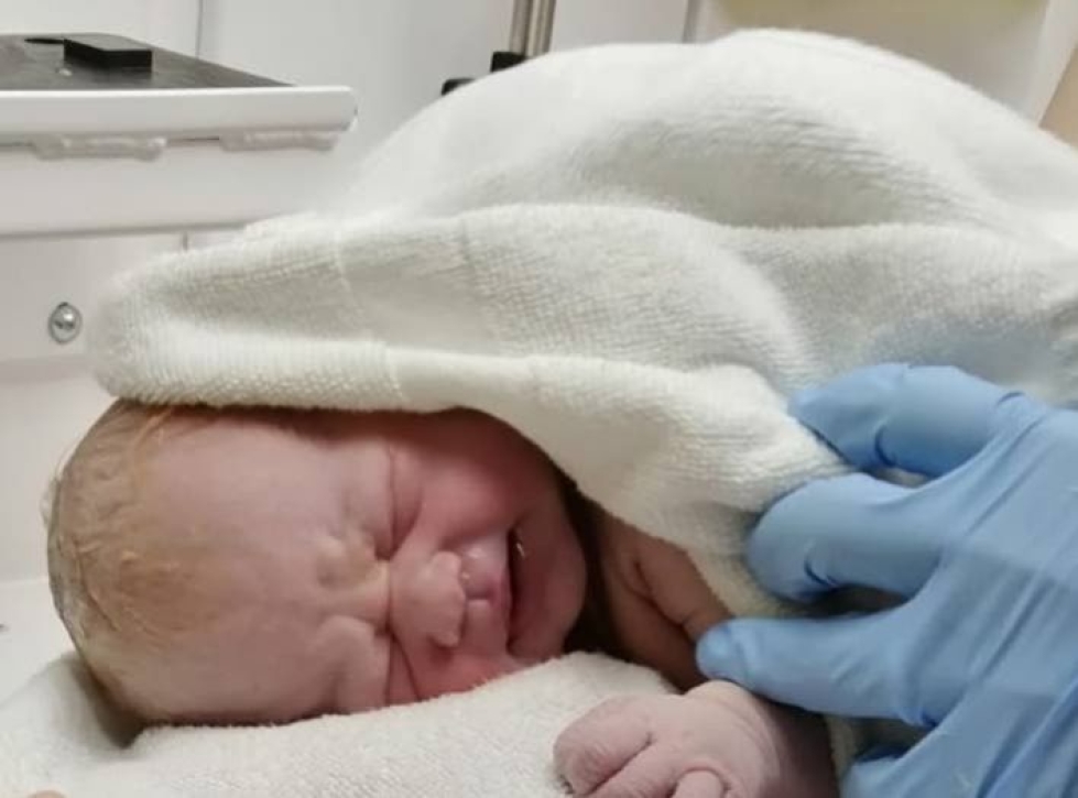 Vauva Juvonen on kuvassa minuutin ikäinen. Hän syntyi ambulanssiin 19. lokakuuta.