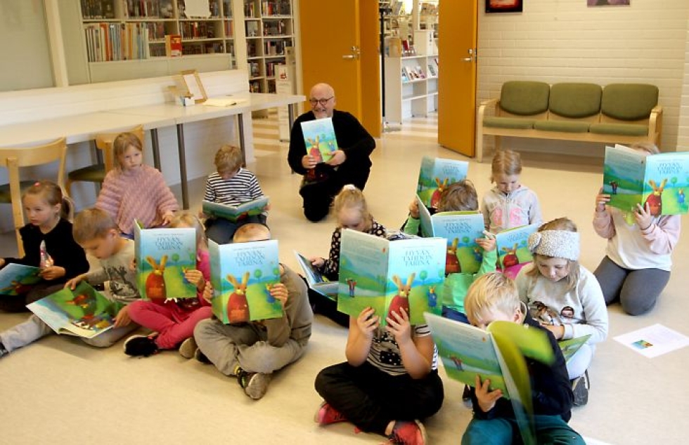 Esko-Pekka Tiitinen iloitsi Kummun koulun 1A-luokkalaisten kanssa kirjoista ja lapsia odottavasta lukuseikkailusta.