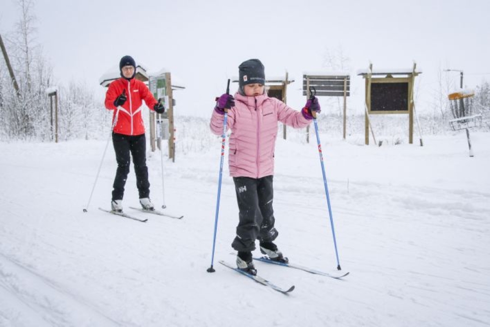7-vuotias Petra Piipponen on tullut isoäitinsä Irja Härö-Piipposen kanssa Lykynlammelle harjoittelemaan luisteluhiihtoa enimmäistä kertaa. – Pidän hiihtämisestä. Alamäet ovat parhaita. Luisteluhiihto ei ole vaikeaa, paitsi mäessä.