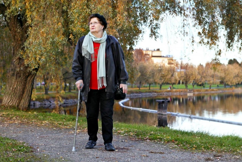 Joensuun nivelpiirin vertaisohjaaja Aino Lehtonen tietää, millaista nivelrikon kanssa on elää. Hänenkin oireensa alkoivat jo työikäisenä.