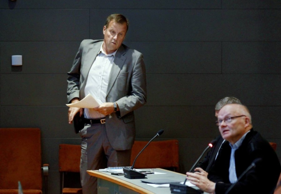 Joensuun kaupunginjohtaja Kari Karjalainen esitteli kaupungin talouspaineita valtuutetuille talousseminaarissa.