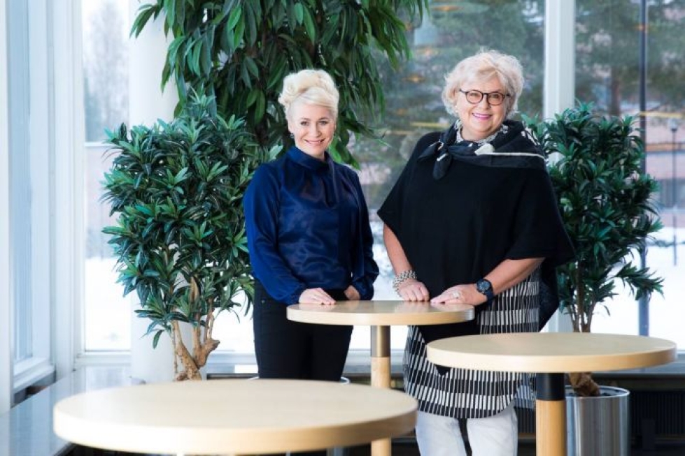 Professori Anu Puusa ja pankinjohtaja Eeva Kettunen uskovat, että johtajanainen pärjää urallaan rohkeudellaan.