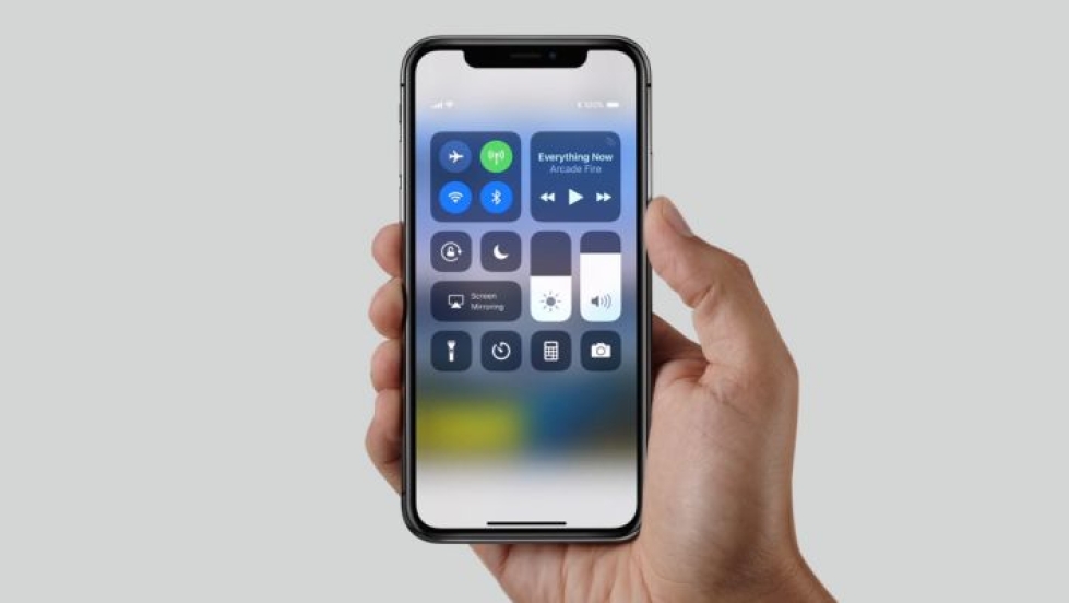 Apple iPhone X oli Tekniikan Maailman vertailun kallein puhelin mutta jäi silti kolmen huippuluokan älypuhelimen vertailussa viimeiseksi.