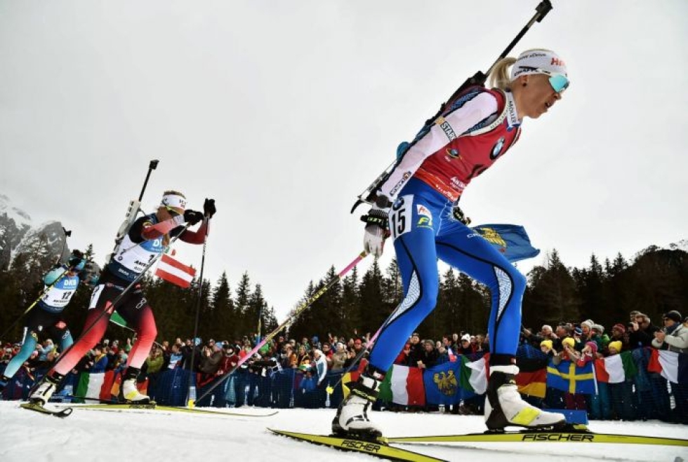 Oikealla hiihtävän Kaisa Mäkäräisen sijoitus MM-kisojen päätöspäivänä oli 14.