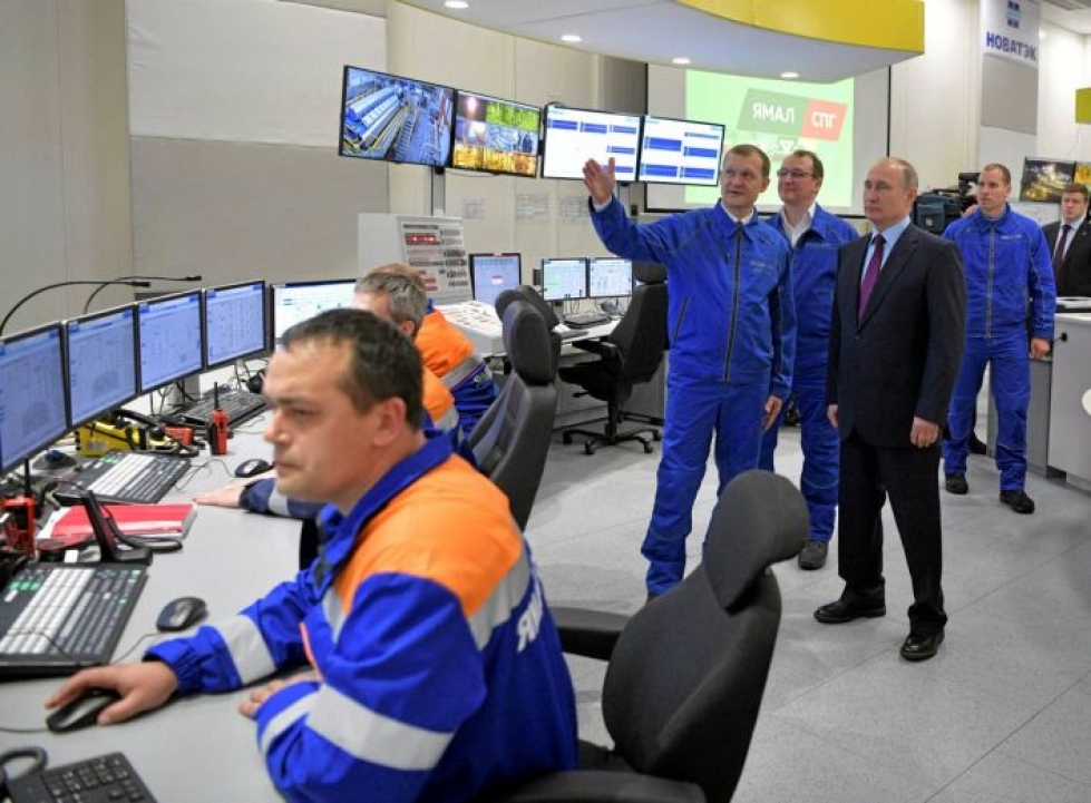 Presidentti Putin tutustui reilu vuosi sitten Jamalin niemimaan Sabettassa rakenteilla olleeseen LNG-jalostamoon.