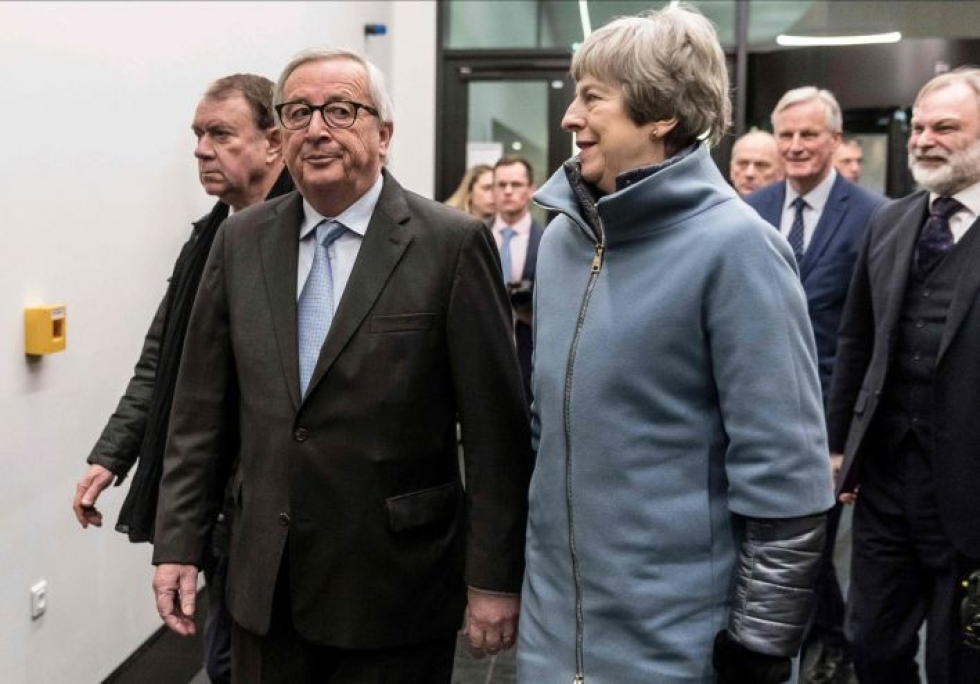 Theresa May lähti vielä maanantai-iltana Strasbourgiin tarkoituksenaan keskustella sellaisista muutoksista, jotka saisivat brittiparlamentin hyväksymään jo kertaalleen hylkäämänsä brexit-sopimuksen. LEHTIKUVA/AFP