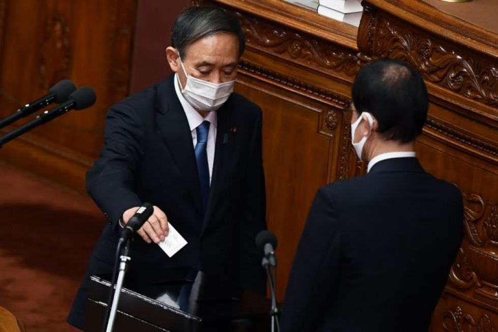 Japanin uusi pääministeri on Yoshihide Suga (vasemmalla). LEHTIKUVA/AFP