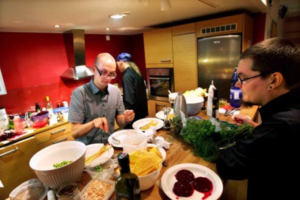 Juhana Venäläinen (vas), Jussi Airaksinen ja Samuli Koponen kokkailivat sunnuntaina kuuden ruokalajin punajuuri- ja kalamenut yhteensä 28 hengelle.